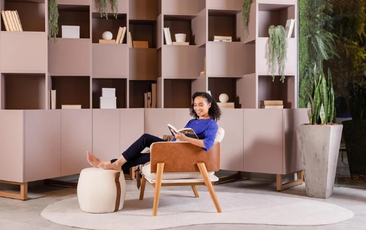 Uma biblioteca em casa é ótima para seus momentos de relaxamento.